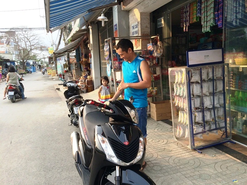 Clip: Giả khách mua kẹo cao su để trộm xe SH ảnh 2